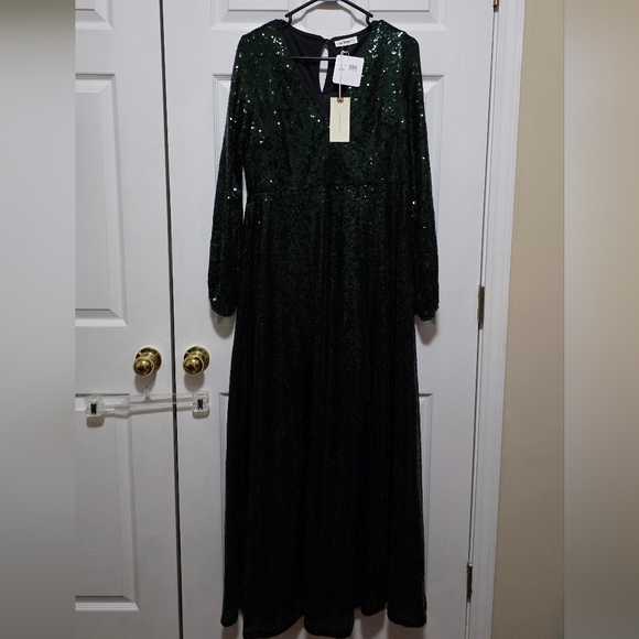 NWT - In Boom Sparkling Dark Green Long Sleeve V-neck Sequin Dress - Picture 2 of 5